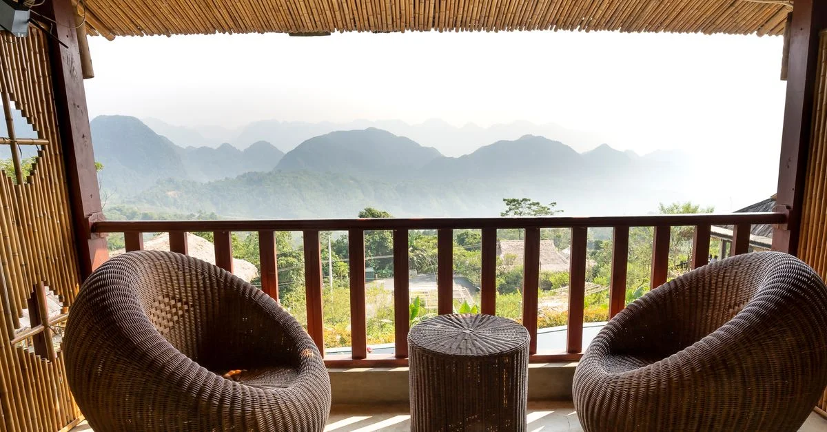 Détendez-vous sur une terrasse en bambou avec une vue imprenable sur les montagnes, parfaite pour une escapade sereine.